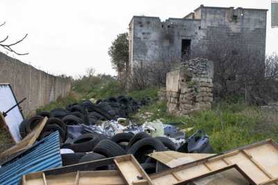 Bari, l'antica e desolata strada Deserto: rifiuti e siringhe tra chiese e masserie
